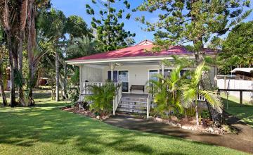 Amity Palms Holiday House on North Stradbroke Island - Straddie Sales & Rentals